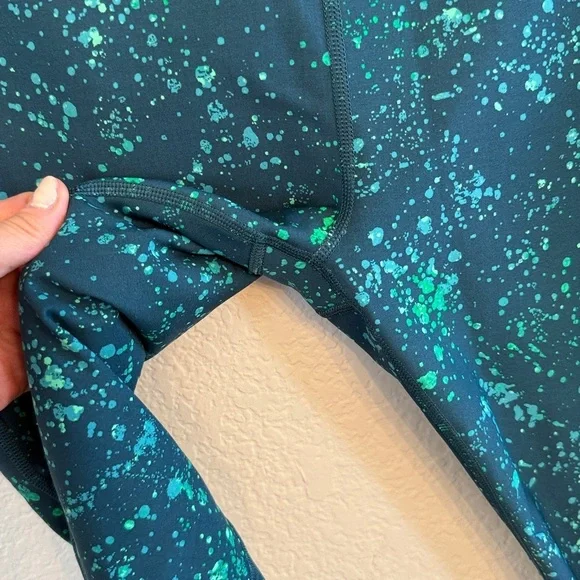 Athleta Ultimate Stash Pocket Split Capri Pant Splattered Green size Medium - Picture 4 of 9